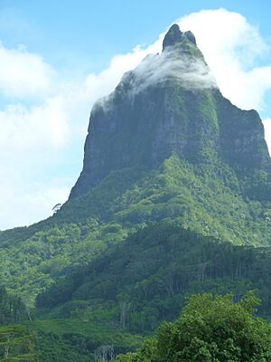 Archivo:Mt Tohivea, Moorea French Polynesia, December, 2011