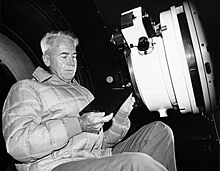Nicholas U. Mayall with the 4-metre KPNO telescope.jpg
