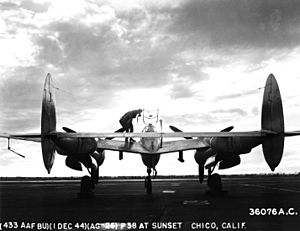 Archivo:P-38 Lightning at sunset