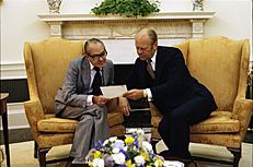 Archivo:Photograph of President Gerald R. Ford and President Alfonso Lopez Michelsen of Colombia Looking at a Document during a Meeting in the Oval Office - NARA - 7839944