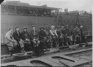 Archivo:Photograph of Women Rivet Heaters at Puget Sound Navy Yard, 05-29-1919 - NARA - 522877