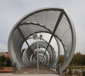 Puente monumental del parque de Arganzuela.jpg