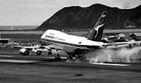 Archivo:QANTAS 747SP touches down in Wellington