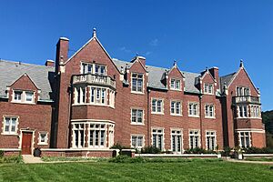 Archivo:Rutherfurd Hall, Allamuchy Township, NJ - looking northeast