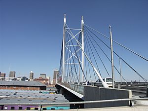Archivo:South Africa-Johannesburg-Nelson Mandela Bridge001