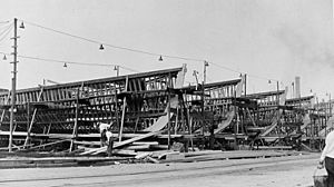 Archivo:Submarine chasers under construction 15 September 1917