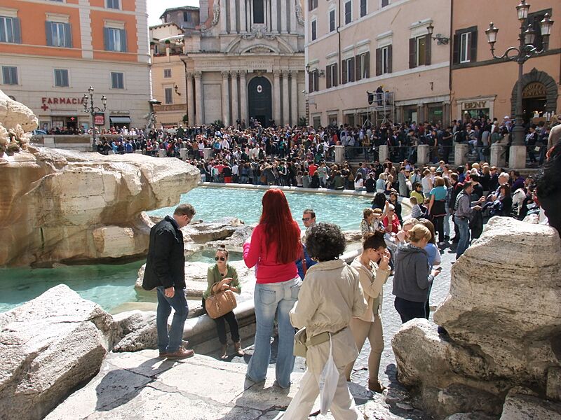 Trevi-tourists