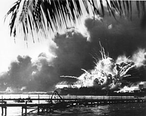 Archivo:US Shaw exploding in Pearl Harbor