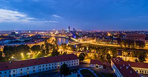 Archivo:Vilnius Modern Skyline At Dusk, Lithuania - Diliff