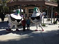 Archivo:With Gillie the garlic and his sister at Gilroy Gardens 2013-04-26 20-28