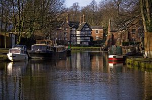 Archivo:Worsley packet house closeup large image