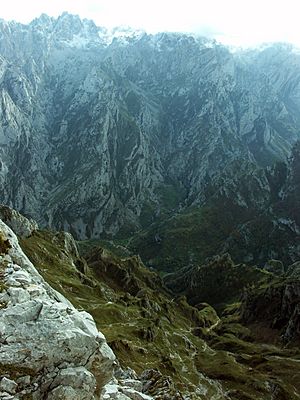 Archivo:2.200 metros de desnivel desde la cumbre del Torrecerrdo hasta el pueblo de Caín, aquí vistos desde el Cuvicente