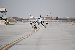 Archivo:A U.S. Airman with the 451st Air Expeditionary Group motions to an MQ-9 Reaper unmanned aerial vehicle after the aircraft returned to Kandahar Airfield, Afghanistan, March 20, 2014 140320-F-YY948-032