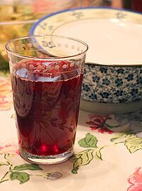 A glass of hibiscus tea 01.jpg