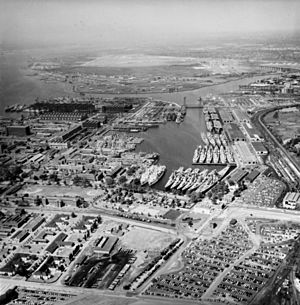 Archivo:Aerial view of the Philadelphia Naval Shipyard Reserve Basin on 19 May 1955 (80-G-668655)