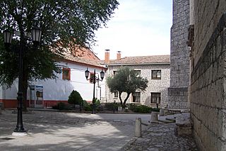 Aldeamayor de San Martin plaza delante de parroquia lou.jpg