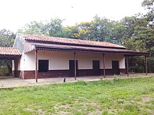 Archivo:Antigua estación ferroviaria de Tebicuary, del extinto FFCC Carlos Antonio López