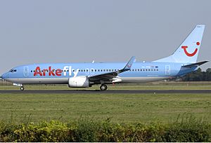 Archivo:Arkefly Boeing 737-800 Bidini