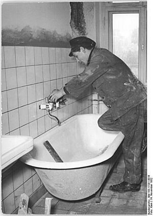Archivo:Bundesarchiv Bild 183-17201-0016, Berlin, Bau Karl-Marx-Allee, Block Südost, Badezimmer