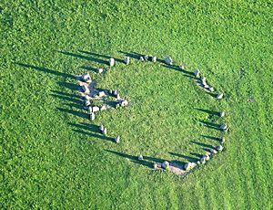 Archivo:CastleriggStoneCircle(SimonLedingham)Jul2005