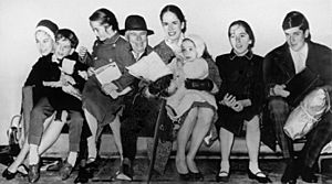 Archivo:Chaplin family 1961