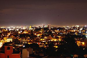 Archivo:Ciudad de Toluca Noche Panoramica