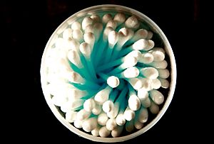 Archivo:Cotton swabs (or cotton buds) -in round container
