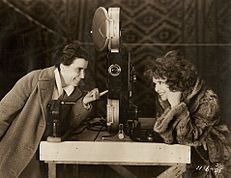 Archivo:Dorothy Arzner-Clara Bow in The Wild Party