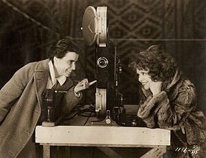 Archivo:Dorothy Arzner-Clara Bow in The Wild Party