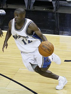 Archivo:Earl Boykins playing with the Washington Wizards