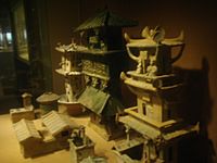 Archivo:Earthenware architecture models, Eastern Han Dynasty, 3