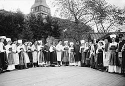 Archivo:Folkvisedanslaget, den första ringen, vid Skansens vårfest 1904, på sommarteatern å nedre Solliden - Nordiska Museet - NMA.0052947