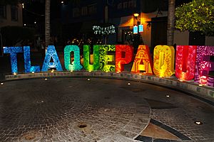 Archivo:Giant Tlaquepaque Letters (Letras Gigantes Tlaquepaque) Night