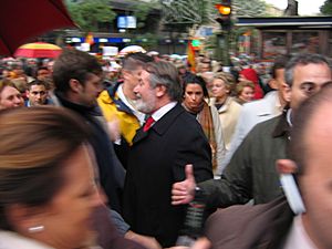 Archivo:Jaime Mayor Oreja en la manifestacion contra el gobierno de Zapatero convocada por la AVT en noviembre de 2006