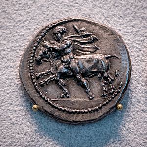 Archivo:Larisa - 430-400 BC - silver drachma - youth wrestling bull - horse - Berlin MK AM