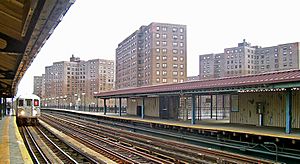 Archivo:Marble Hill-225 Street subway station platform view
