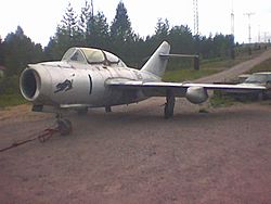 Archivo:MiG-15UTI