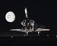 Archivo:NASA-STS115Landing-KSC-06PD-2192