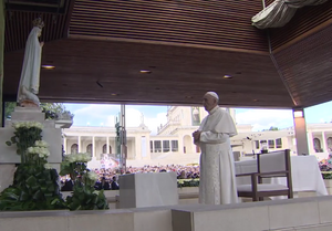 Archivo:Papa Francisco reza na Capelinha das Aparições (12 de Maio de 2017)