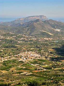 Vista del pueblo con el Montgó al fondo