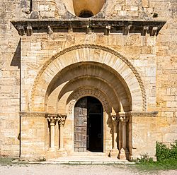 Archivo:Portalada Santa Maria de Porqueres