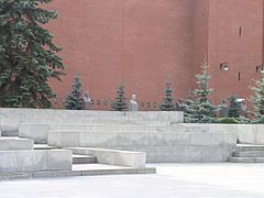 Archivo:Russia-Moscow-Graves near and in Kremlin Wall