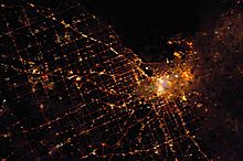 Archivo:Satellite image of Melbourne at night