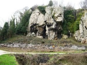 Archivo:Some other caves in Creswell Crags