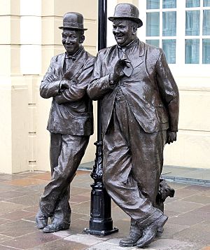 Archivo:Statues of Stan Laurel and Oliver Hardy