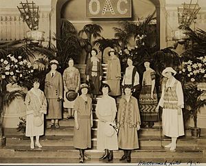 Archivo:Style show at Multnomah Hotel in Portland Oregon 1920