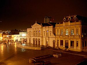 Archivo:Teatro Municipal Noche