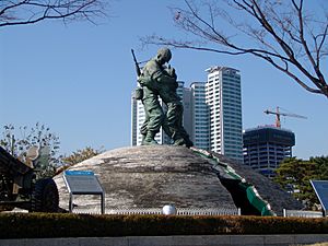 Archivo:The Statue of Brothers (Seoul War Memorial)
