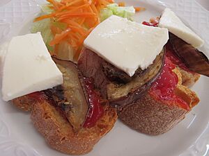 Archivo:Tosta de berenjena con mermelada de tomate y queso fresco