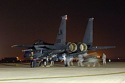 Archivo:US Navy 110320-F-6844O-086 Maintainers from the 48th Aircraft Maintenance Squadron make final checks on an F-15E Strike Eagle prior to departing RA